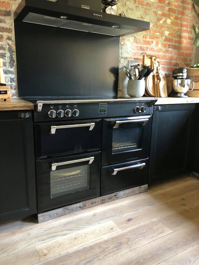 onze keuken met zwart inductie fornuis van Stoves