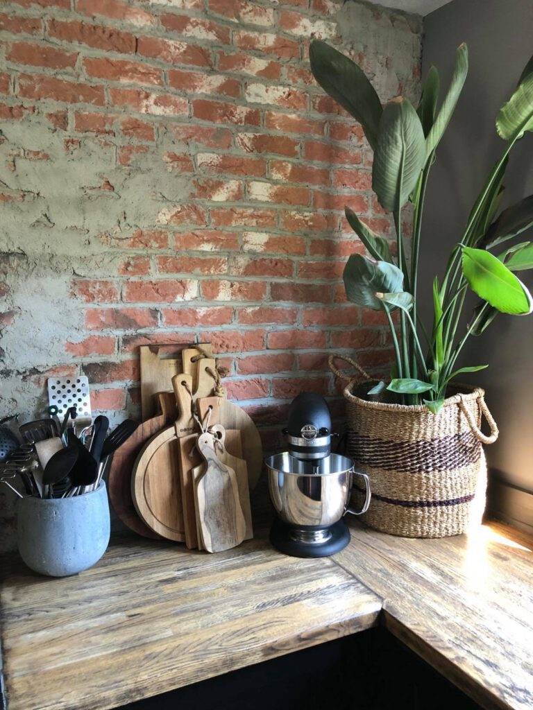 onze keuken met zelfgemaakte brickwall