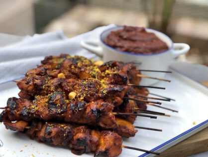 kipsaté recept met ketjap marinade - geserveerd met pindasaus en seroendeng op een bord