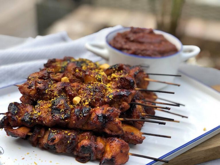 kipsaté recept met ketjap marinade - geserveerd met pindasaus en seroendeng op een bord