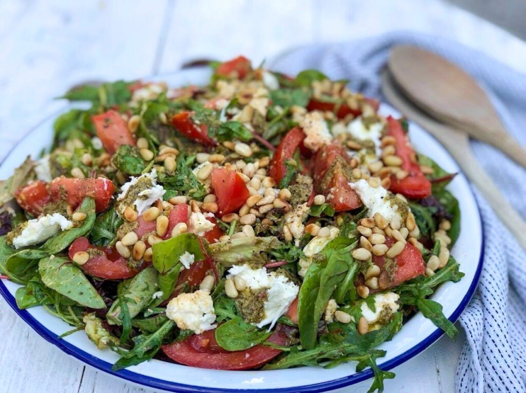 salade caprese met tomaat, mozzarella en pesto
