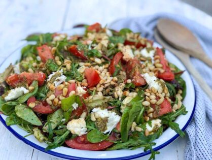 salade caprese met tomaat, mozzarella en pesto