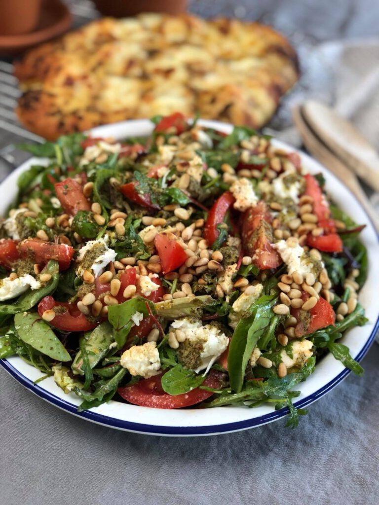 salade caprese met tomaat, pesto, mozzarella en pijnboompitten