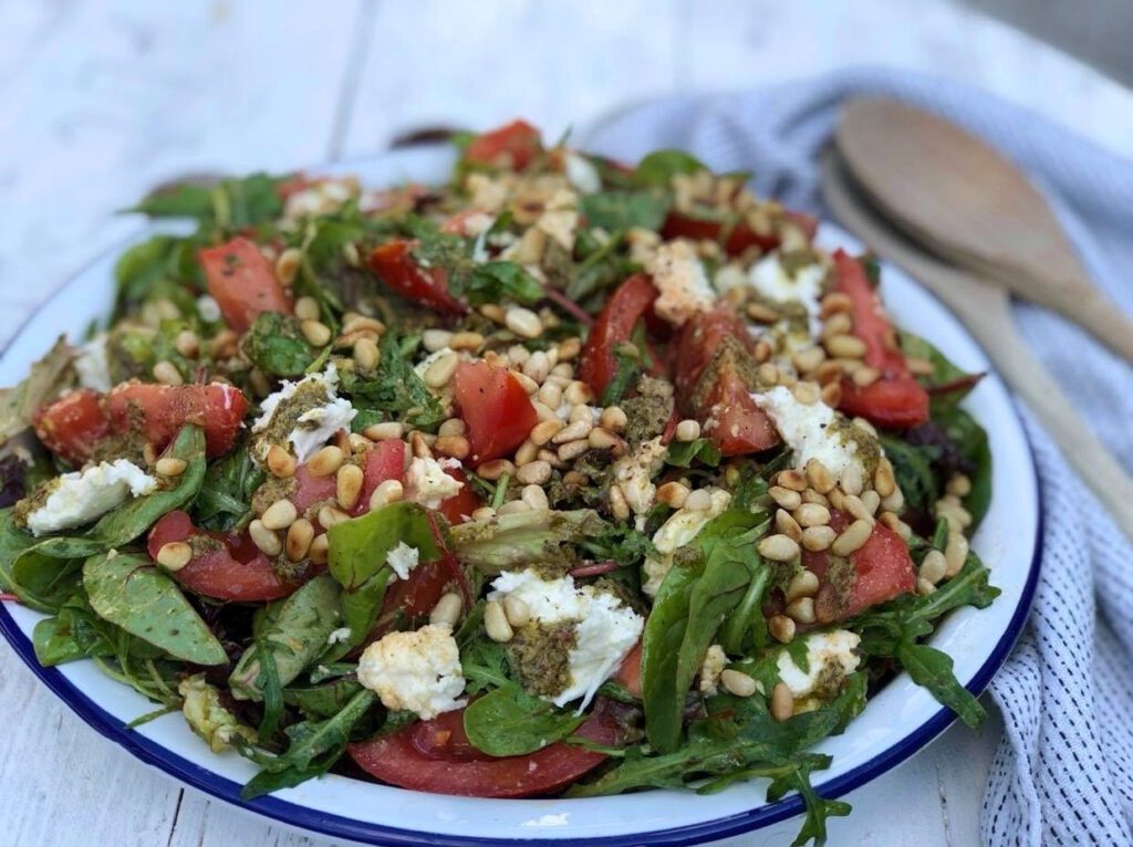 salade caprese met tomaat, mozzarella en pesto