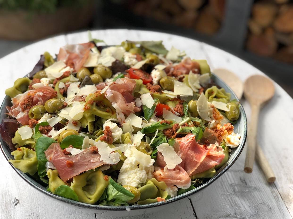 salade met tortellini en rode pesto en proscuitto