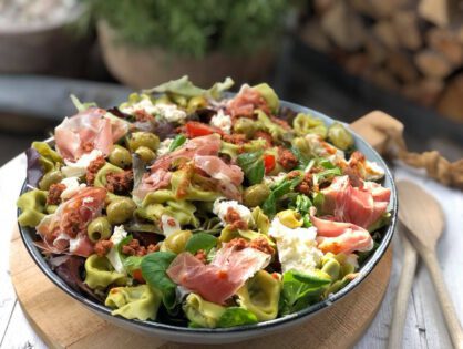 salade met tortellini en rode pesto