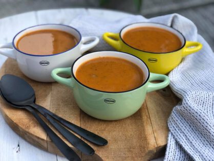 een gezonde soep met courgette en tomaat