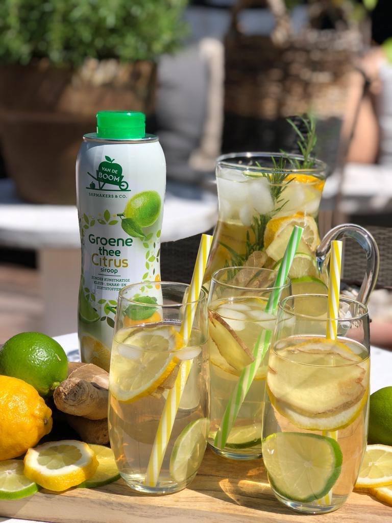 ijsthee limonade siroop met citroen en groene thee