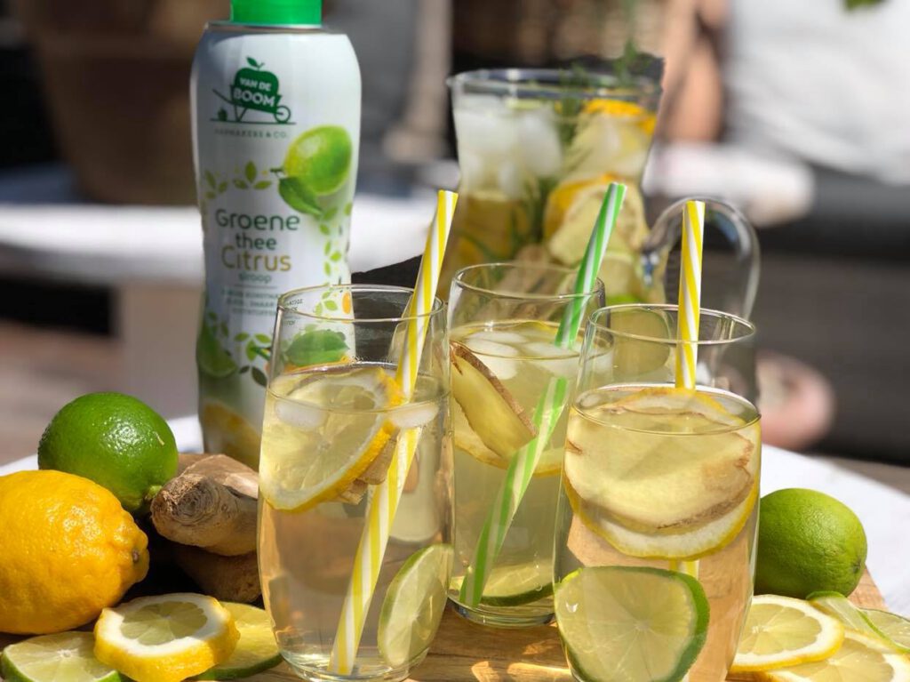 ijsthee limonade met groene thee en citrus