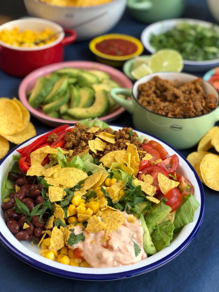 taco salade met kruidig gehakt, bonen en tortilla chips