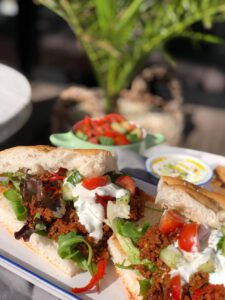 Turks brood met kruidige gehakt, salsa en frisse yoghurdip