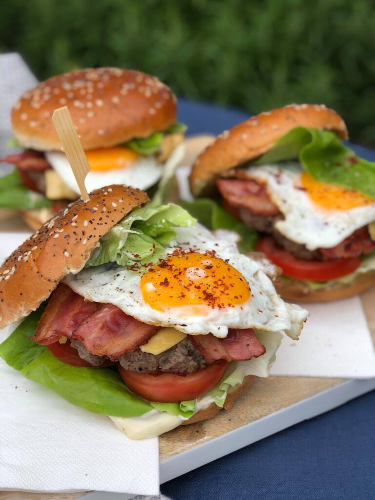 Burger met Old Amsterdam en gebakken ei