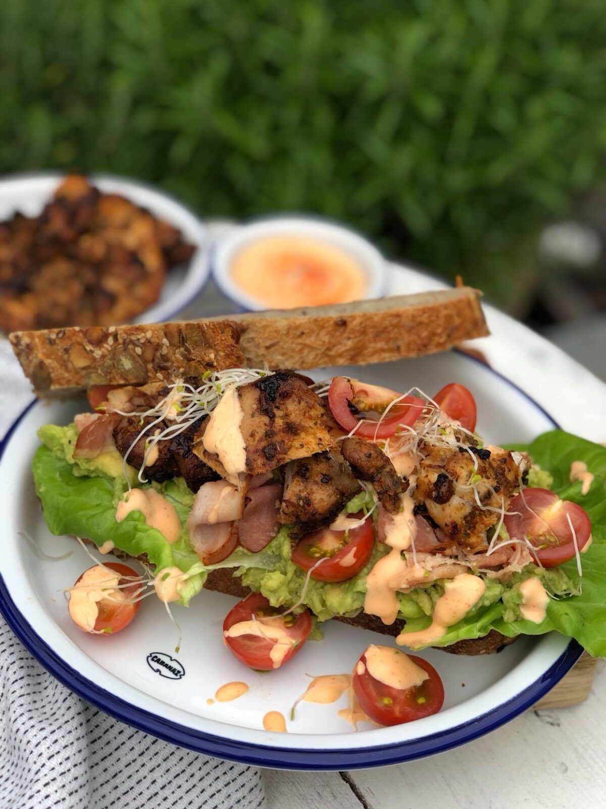 sandwich met gegrilde kip en sriracha mayonaise