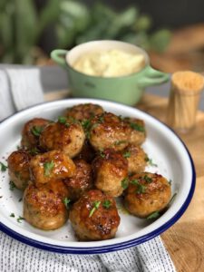 honing knoflook kipgehaktballetjes met zelfgemaakte mayonaise