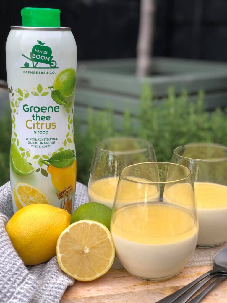 panna cotta met citroen gemaakt met limonadesiroop