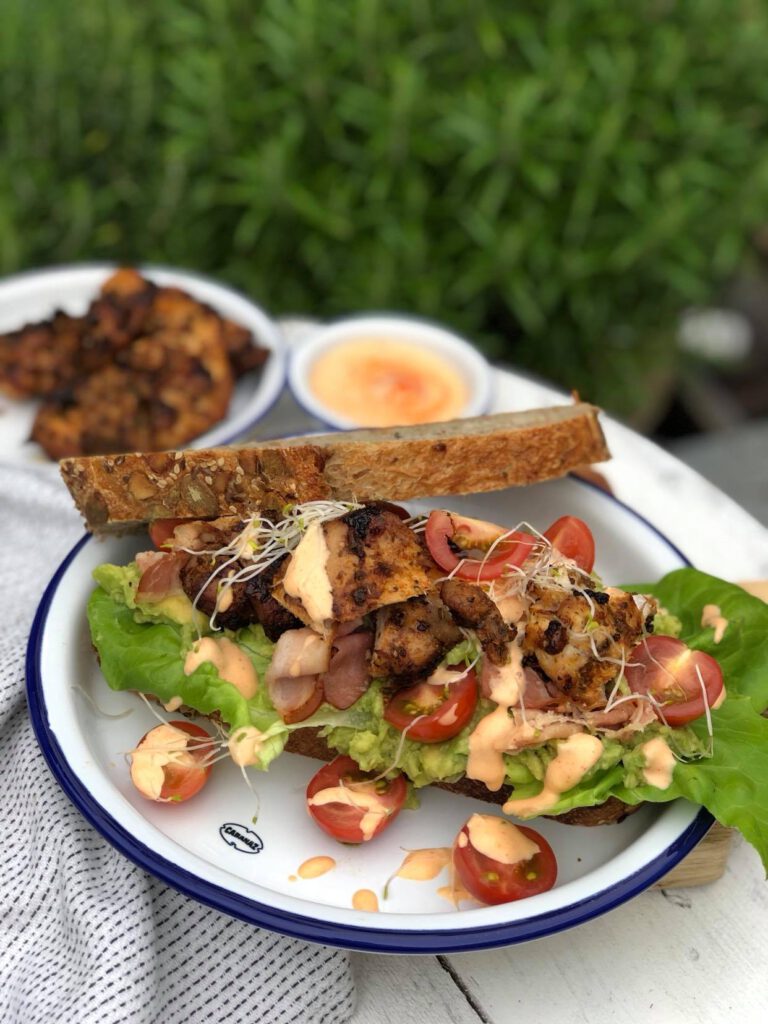 club sandwich met gegrilde kip, sriracha mayonaise en spek