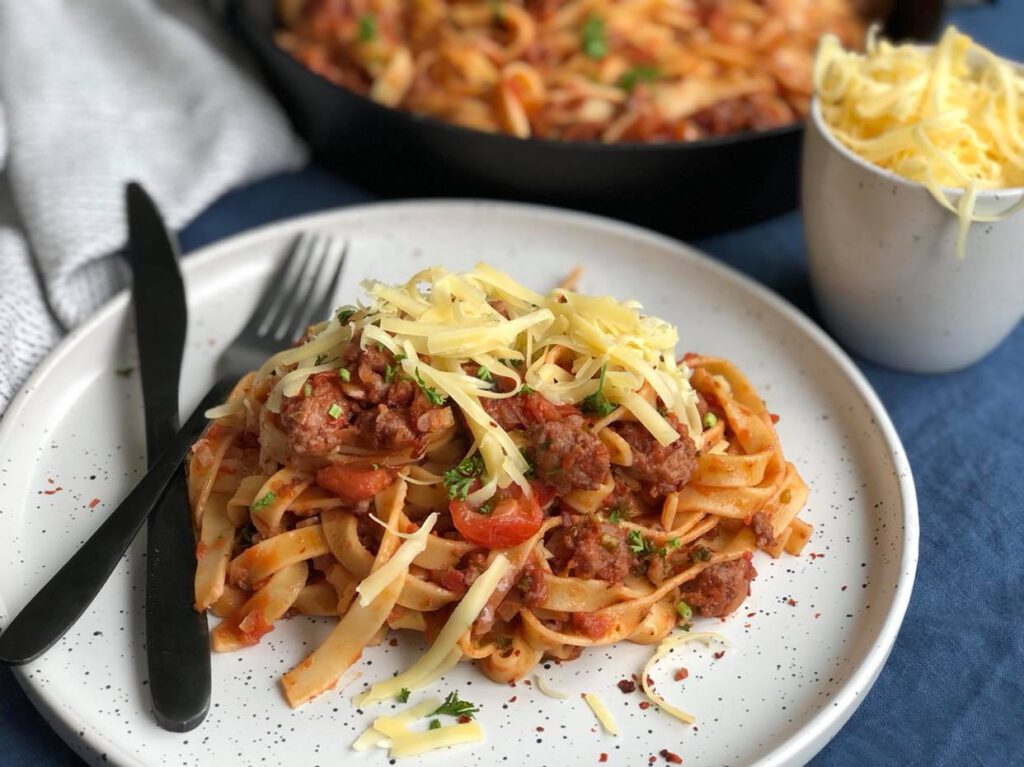 tagliatelle met verse worst