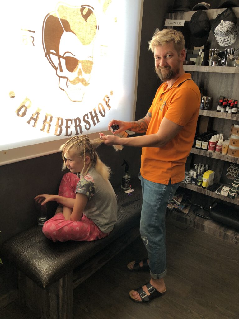 vlechtjes maken voordat we op vakantie naar Frankrijk gaan