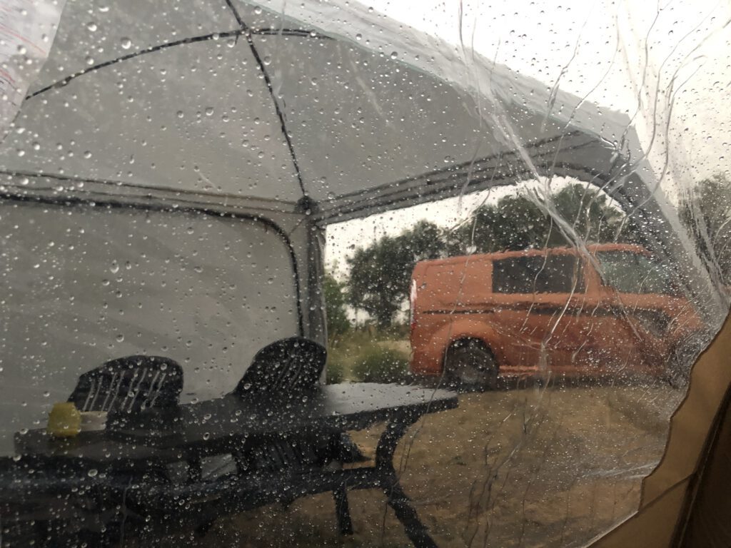 slecht weer eerste keer kamperen Frankrijk