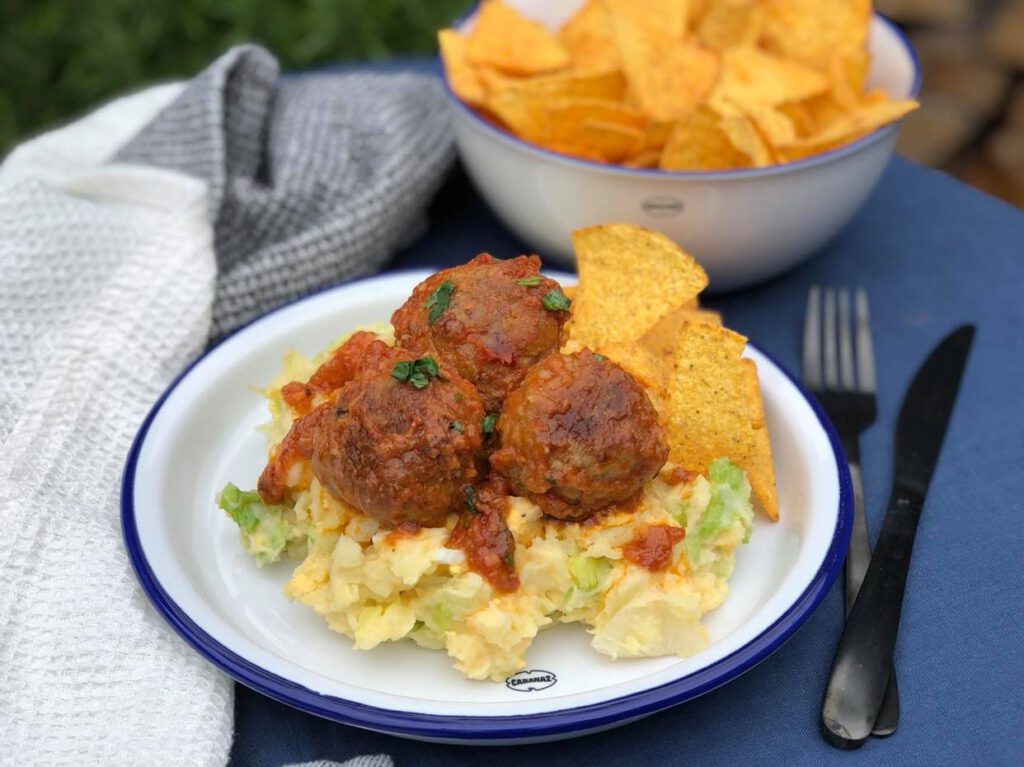 ijsbergsla stamppot met Mexicaanse gehaktballetjes en tortilla chips
