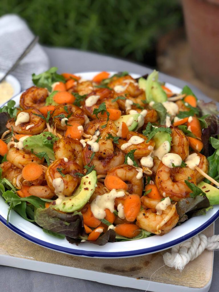 salade met honing knoflook gamba's geserveerd in witte schaal met citroendressing