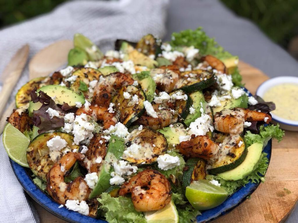 salade met gegrilde gamba's, courgette en feta