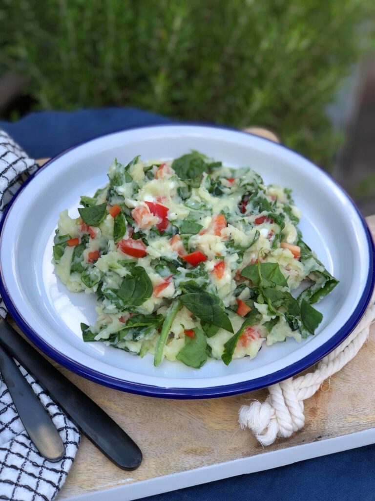 stamppot met rauwe spinazie, feta en paprika