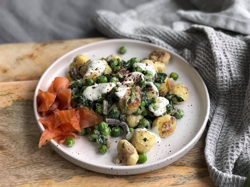 gebakken gnocchi met gerookte zalm