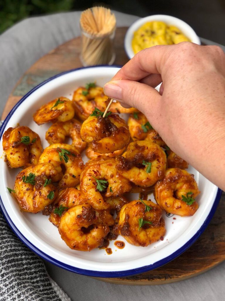 kruidige gamba's met kerriemayonaise