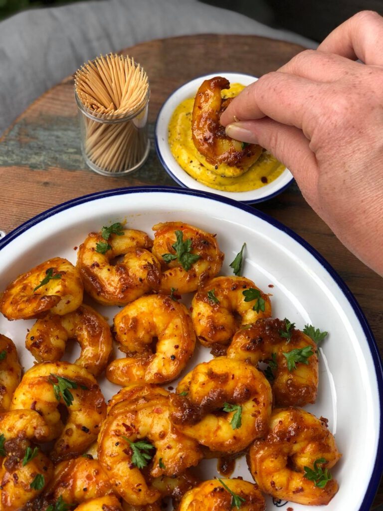 borrelsnack, kruidige gamba's met zelfgemaakte kerriemayonaise