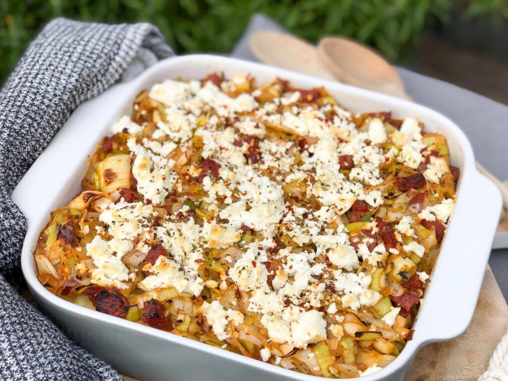 ovenschotel met prei, chorizo en feta