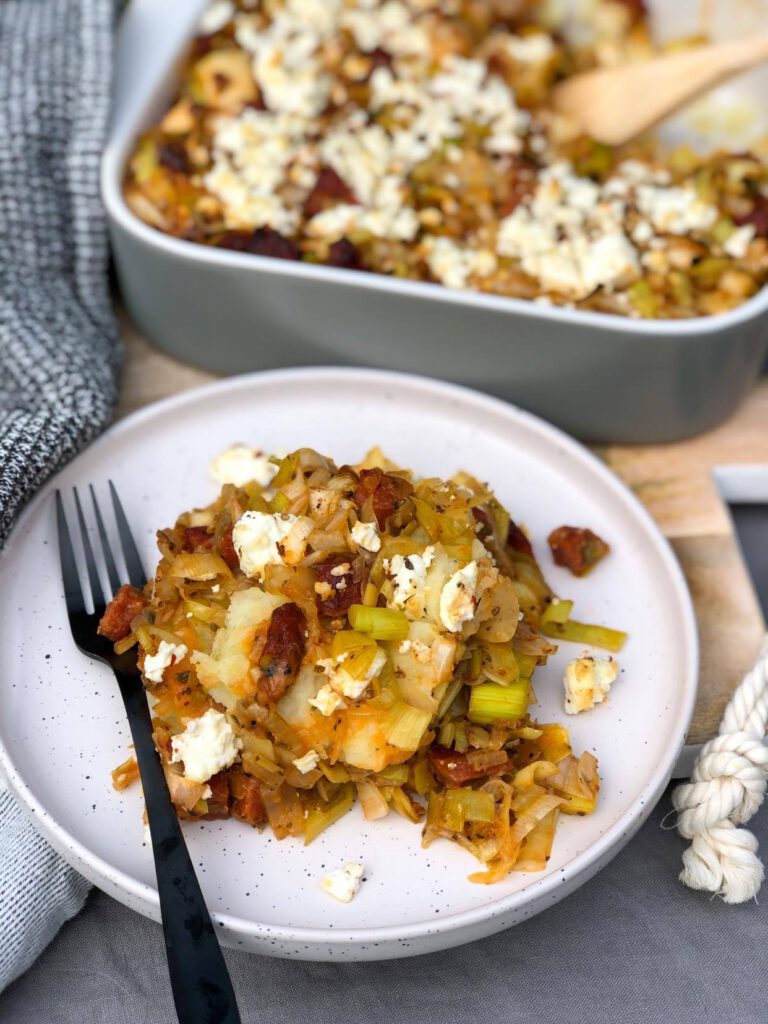 ovenschotel met prei, chorizo en feta