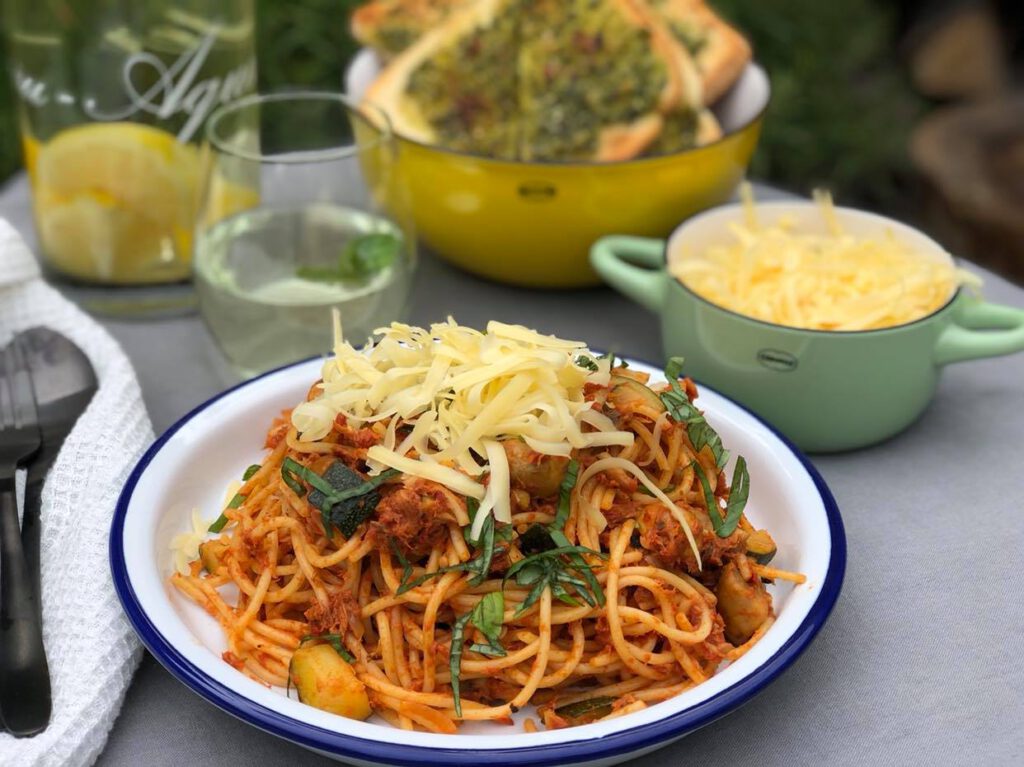 spaghetti met tonijn in tomatensaus klaar binnen 30 minuten 