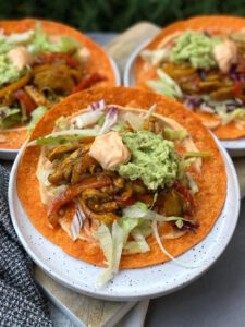 wraps met kruidige kip en sriracha mayonaise