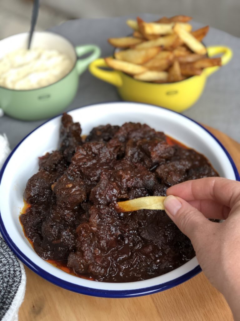 stoofvlees in ketjap saus dippen met zelfgemaakte friet en mayonaise