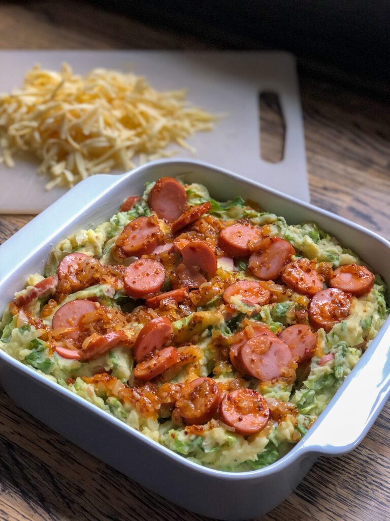 ovenschotel met andijviestamppot en gebakken rookworst