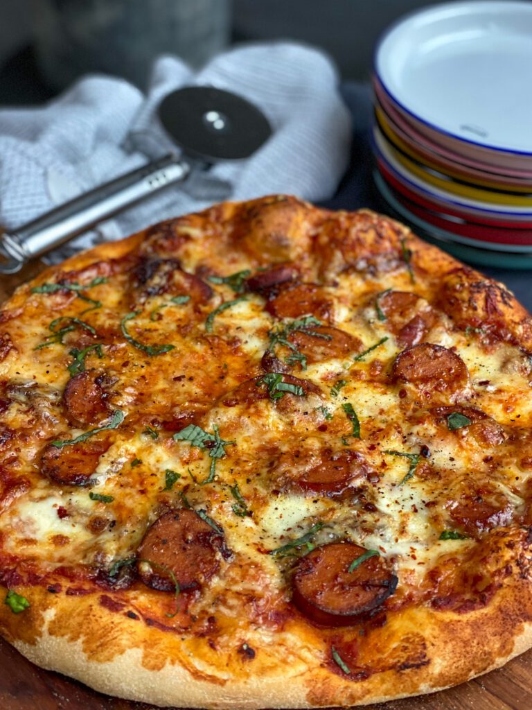 pizza met pittig gebakken rookworst en kaas