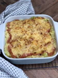 prei ovenschotel met salami en bechamelsaus