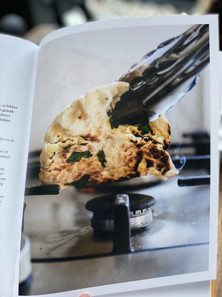 Naan maken uit het boek Vers Deeg
