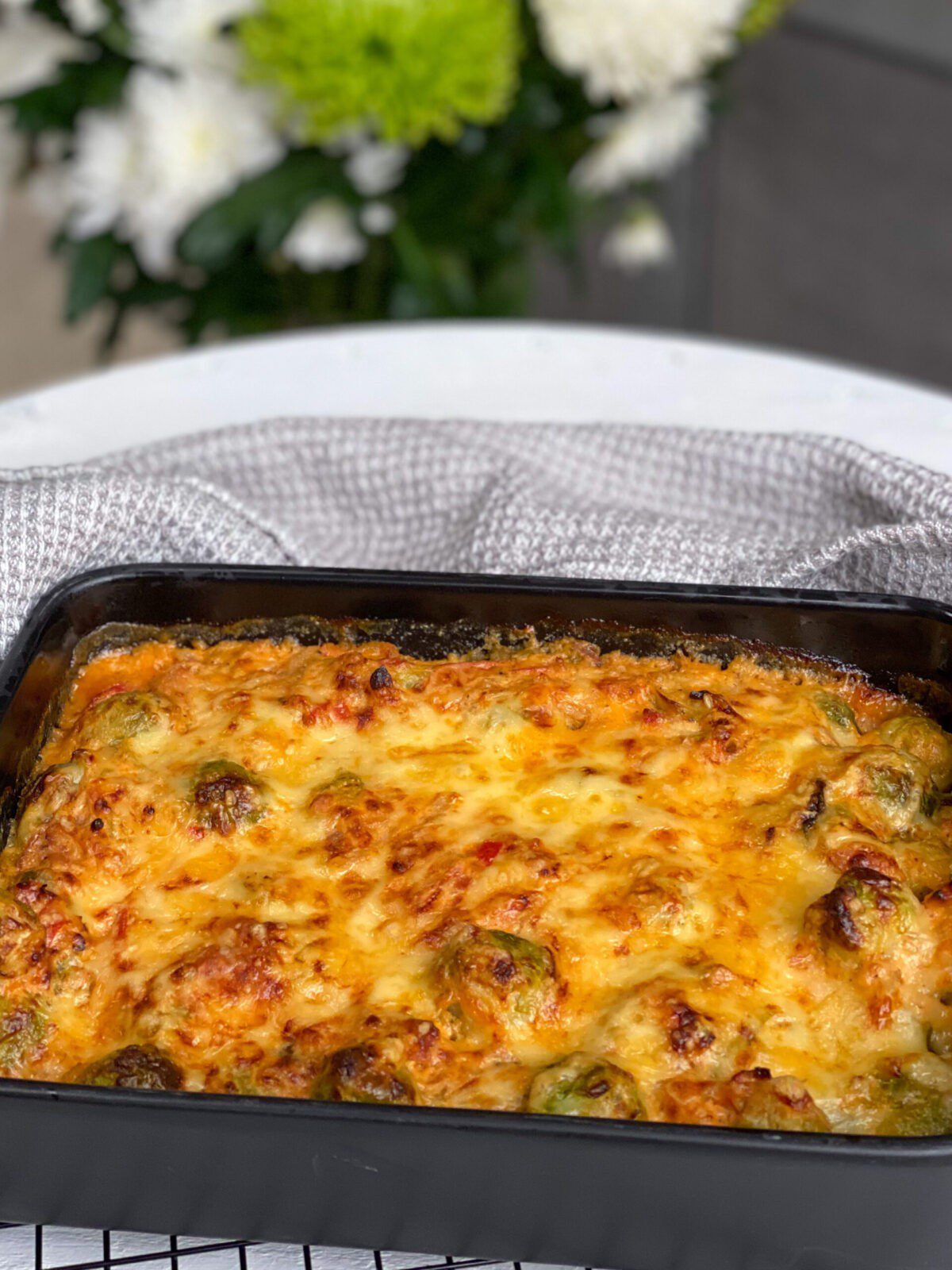 gegratineerde spruitjes met spek en sambal