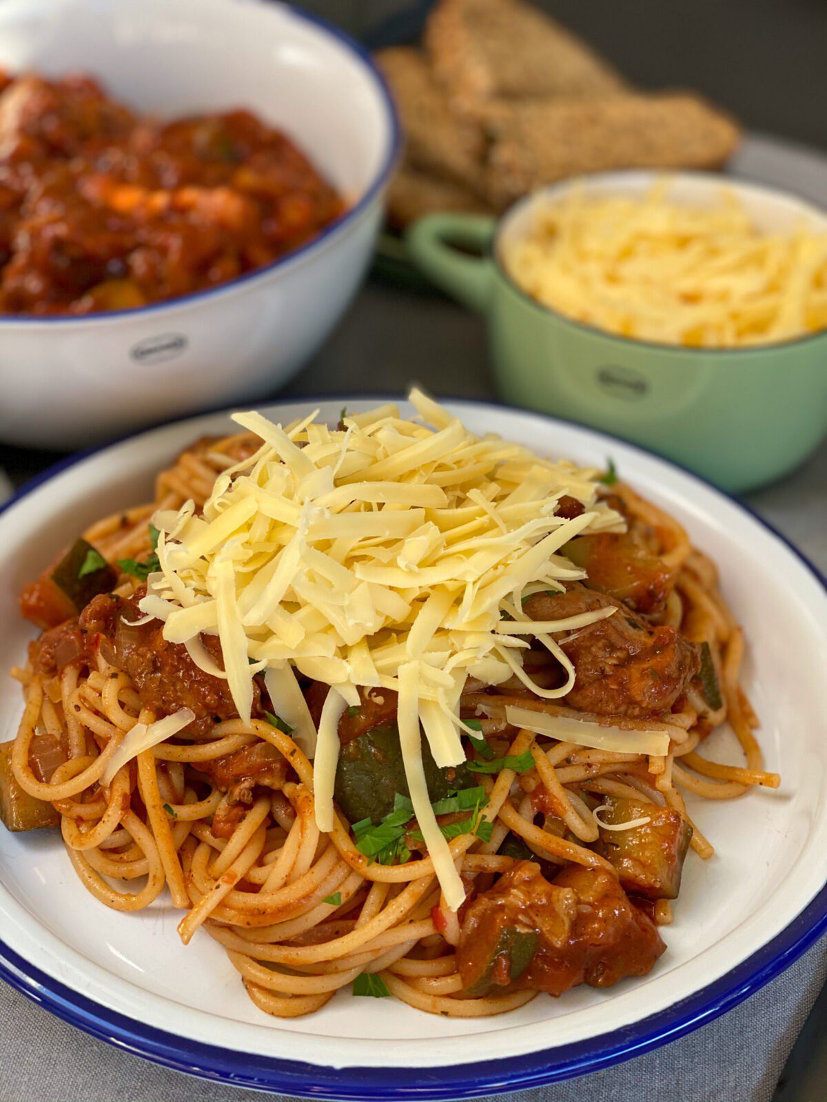 kip stoof in kruidige tomatensaus met pasta
