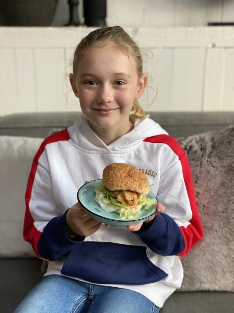 Amaranthe smult van de zelfgemaakte Mc Chicken 