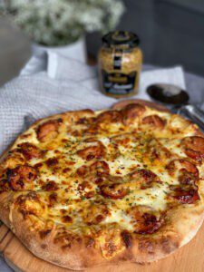 pizza met rookworst en crème fraîche