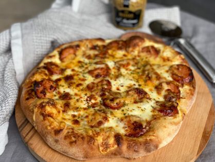 pizza met rookworst en crème fraîche