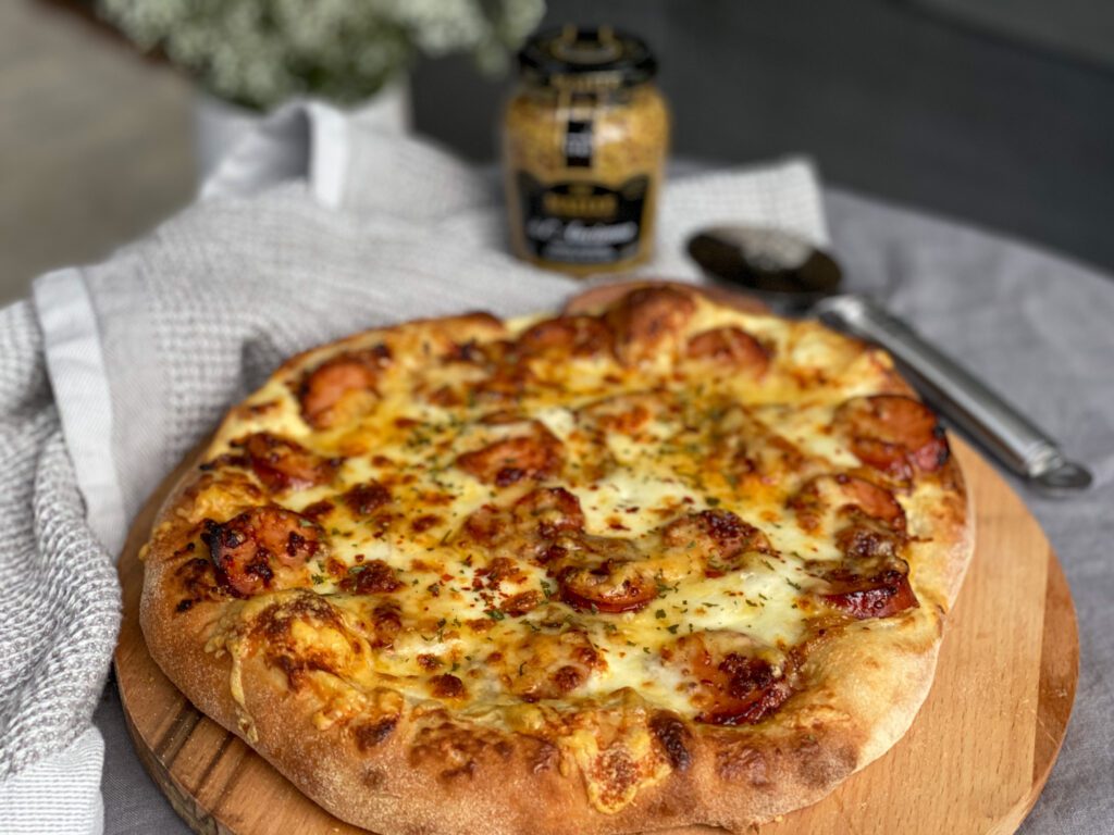 pizza met rookworst en crème fraîche