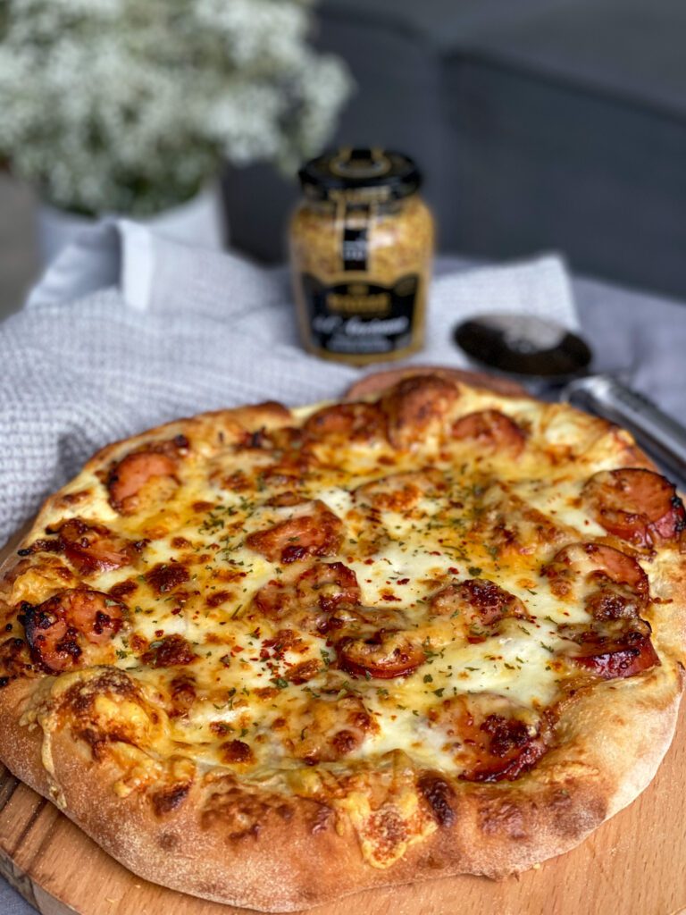 pizza met crème fraîche en rookworst