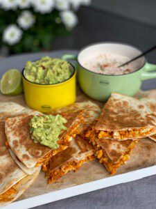 quesadilla's met pittige pulled chicken