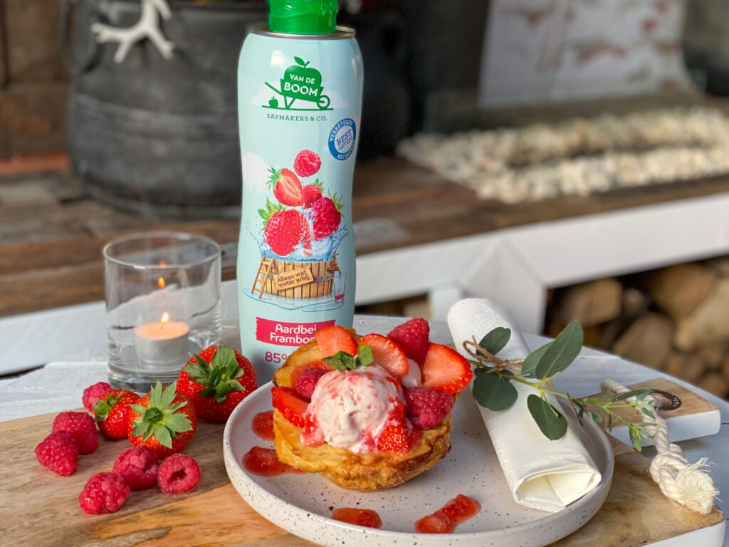 aardbeien frambozen ijs in gesuikerde bladerdeegbakjes