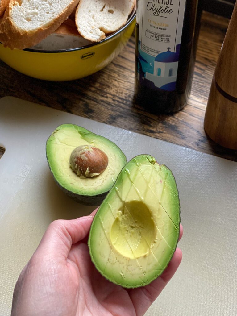 avocado blokjes snijden 