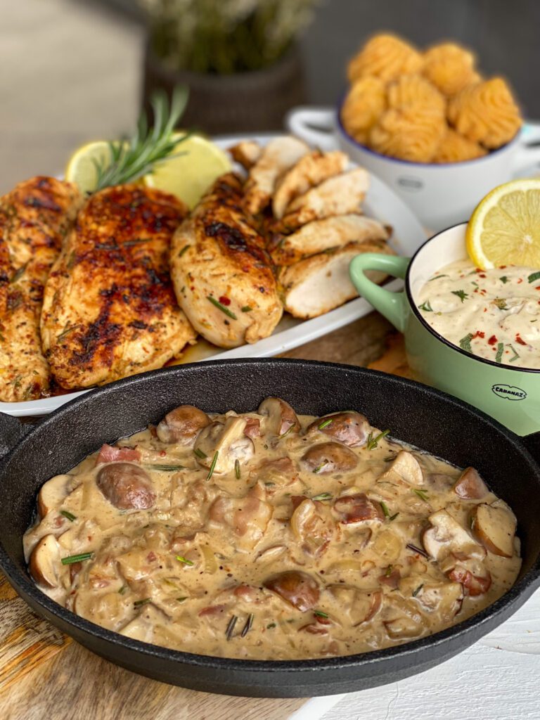 kip met rozemarijn en knoflook geserveerd met champignonsaus